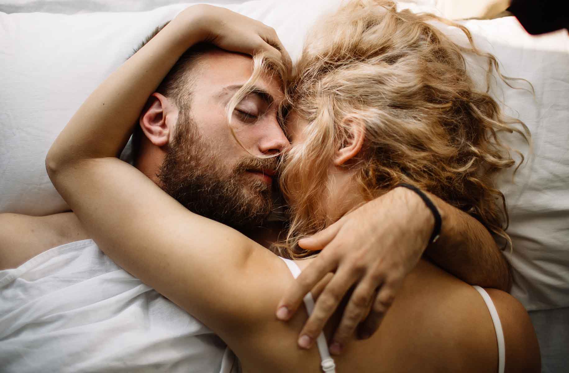 Бородатый мужик и телка ведут трансляцию своего секса в онлайн